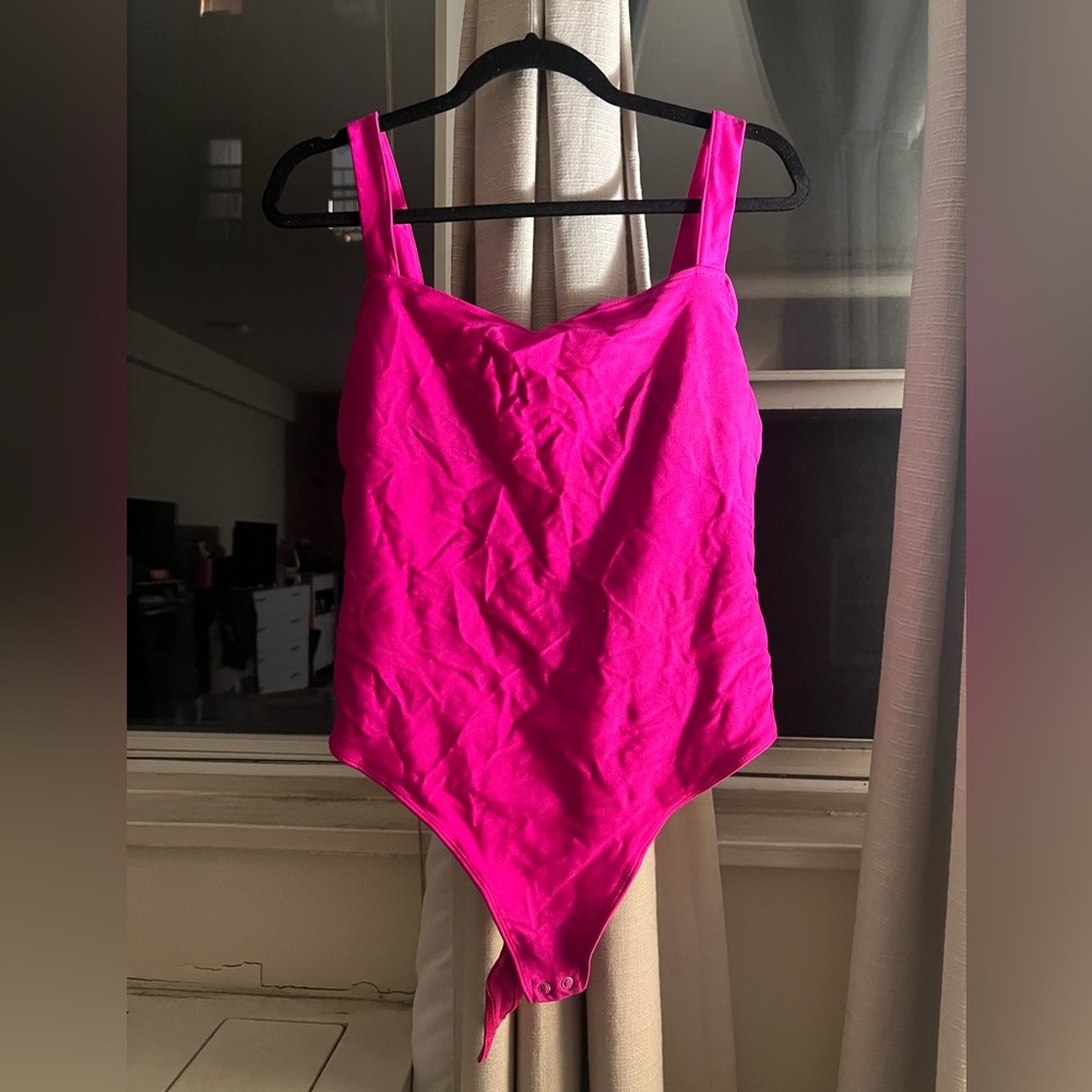 Good American COMPRESSION SHINE CORSET BODYSUIT | FUCHSIA
